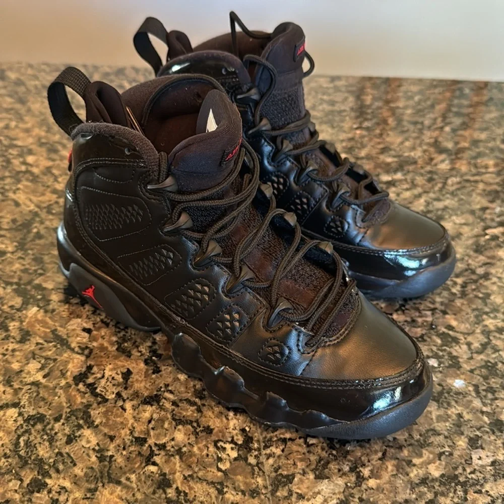 Air Jordan 9 retro Kids Black and Red Sneakers EUC 5Y